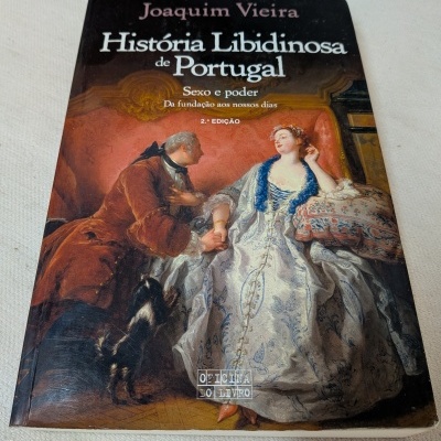 Livro História Libidinosa de Portugal com capa ilustrada em trajes antigos