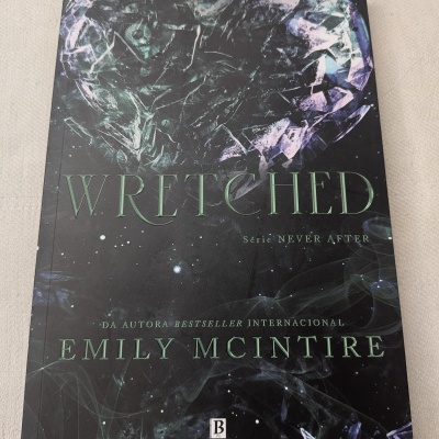 Capa do livro Wretched com coração partido em vidro e texto verde