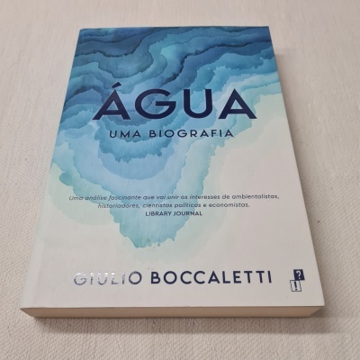 Capa do livro 'ÁGUA UMA BIOGRAFIA' com padrões em azul e branco.