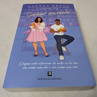 Capa do livro Sonhar acordada com ilustração de mulher e homem com livros.