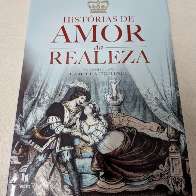 Capa de livro com ilustração de casal real antigo e texto na capa.