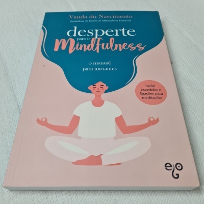 Capa de livro 'Desperte para o Mindfulness' com ilustração pessoa em meditação