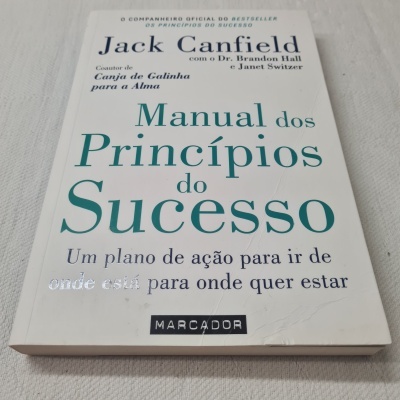 Livro 'Manual dos Princípios do Sucesso' de Jack Canfield sobre superfície cinza