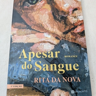 Capa do livro Apesar do Sangue com ilustração artística de um rosto e texto em amarelo e laranja