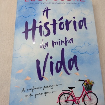 Capa de livro azul claro com bicicleta rosa, flores e texto de Lucy Score