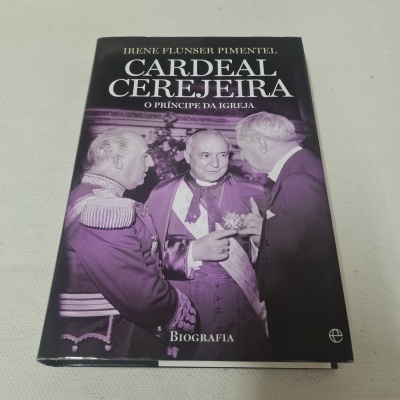 Capa de livro biografia Cardeal Cerejeira em tons de preto e branco com texto em branco