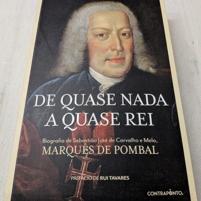 Capa de livro com pintura histórica de homem e texto sobre Marquês de Pombal