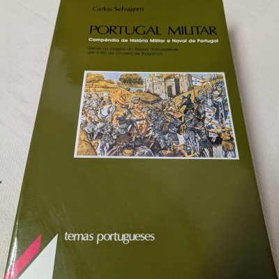 Capa de livro verde com ilustração medieval e texto Portugal Militar de Carlos Selvagem.