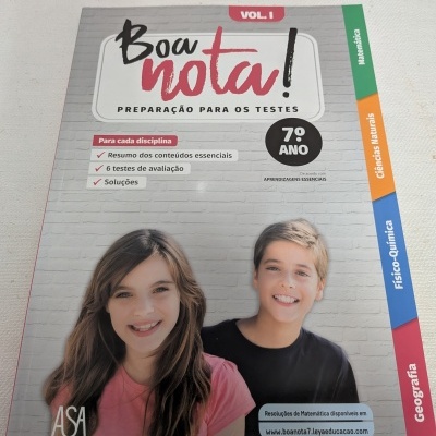 Capa de livro escolar Boa Nota! VOL. I para o 7º Ano com duas crianças sorridentes, e lista de disciplinas ao lado direito.