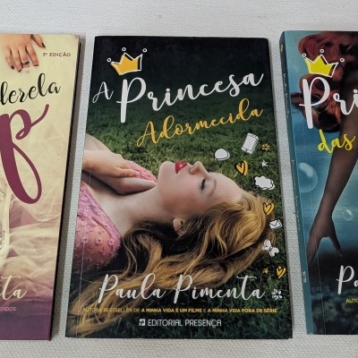 Três livros de Paula Pimenta: Cinderela Pop, A Princesa Adormecida e Princesa das águas numa superfície branca.