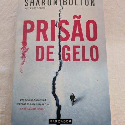 Capa do livro PRISÃO DE GELO de Sharon Bolton branco com fenda de gelo e pessoa na capa