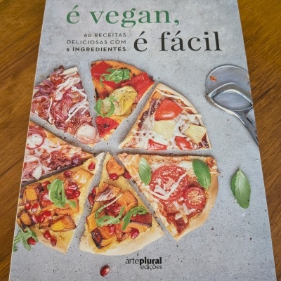 Livro sobre pizza vegana com título e autor visíveis na capa