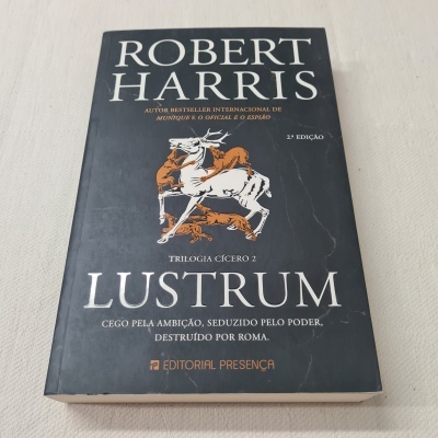 Livro Lustrum de Robert Harris com capa preta e ilustração de cavaleiro