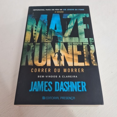 Capa do livro Maze Runner com título e autor, em fundo preto e texto colorido