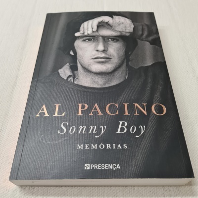 Capa do livro 'AL PACINO Sonny Boy MEMÓRIAS' com foto a preto e branco de um homem jovem.