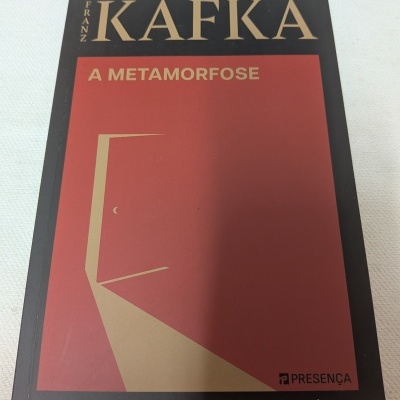 Capa de livro A Metamorfose de Franz Kafka com fundo vermelho e letras em amarelo e preto