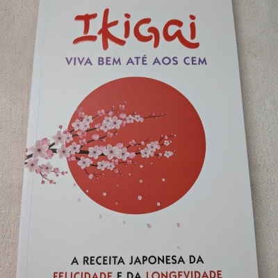 Capa do livro Ikigai Viva Bem Até Aos Cem com círculo vermelho e flores de cerejeira