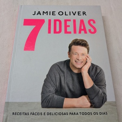 Livro de Jamie Oliver 7 IDEIAS com imagem do autor e texto em rosa e preto