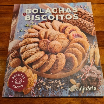 Livro de receitas de bolachas e biscoitos com um prato cheio de diferentes bolachas