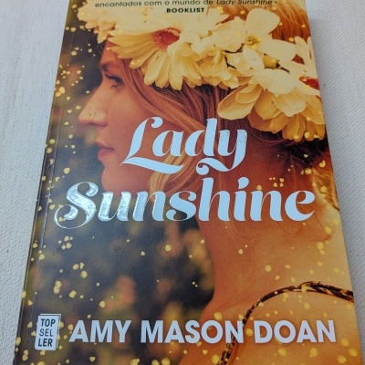 Capa do livro Lady Sunshine com imagem da mulher de perfil e texto em letras brancas