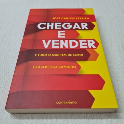 Capa do livro 'CHEGAR E VENDER' de José Carlos Pereira, com fundo vermelho e amarelo