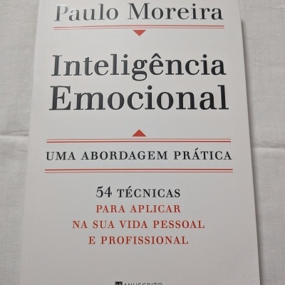 Capa de livro branco com título Inteligência Emocional e texto em preto e vermelho