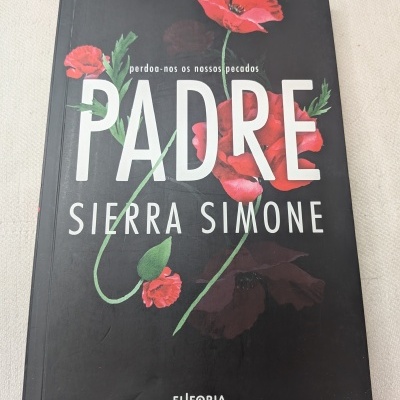 Capa de livro preta com flores vermelhas, título PADRE, autor SIERRA SIMONE e edição EUFORIA.