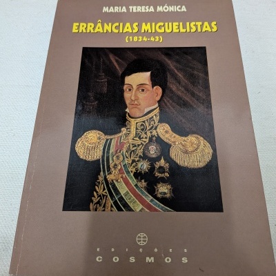 Capa de livro castanha com retrato de homem em uniforme militar e texto amarelo e branco.