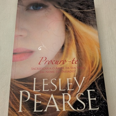 Capa de livro com rosto feminino e texto em português