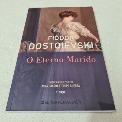 Livro 'O Eterno Marido' de Fiódor Dostoiévski com capa ilustrada e textos em português