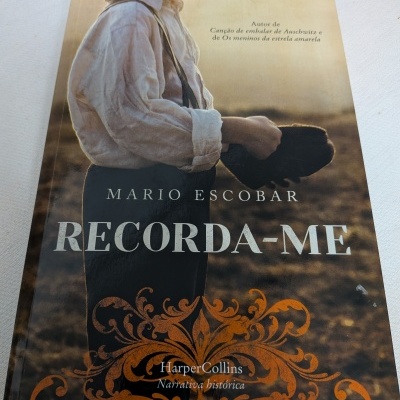 Capa do livro 'Recorda-me' de Mario Escobar com imagem de criança segurando chapéu.
