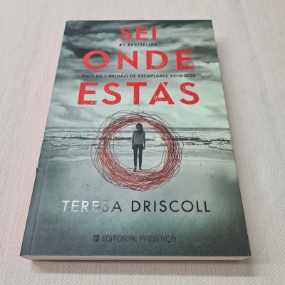 Capa do livro 'Sei Onde Estás' com imagem de pessoa na praia e título em vermelho.