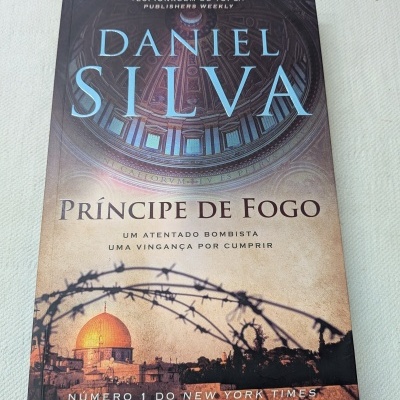 Livro Príncipe de Fogo de Daniel Silva com imagens de cúpula e arame farpado