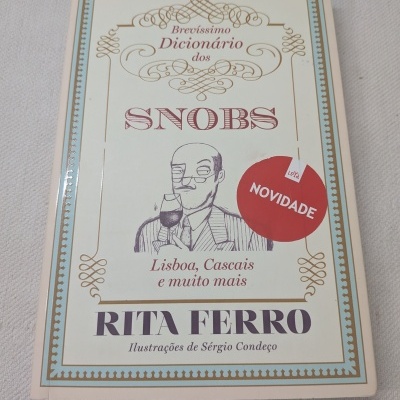 Livro Brevíssimo Dicionário dos SNOBS com ilustração de homem e autocolante vermelho NOVIDADE