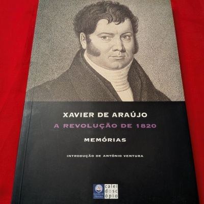 Livro A Revolução de 1820 de Xavier de Araújo sobre fundo vermelho