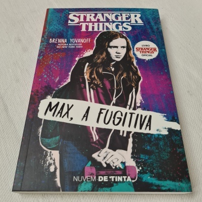 Capa do livro Stranger Things Max, A Fugitiva com personagem feminina e fundo colorido