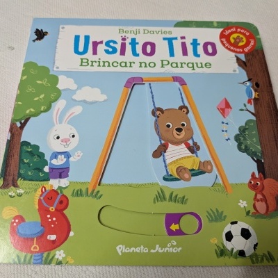 Capa de livro infantil ilustrado Ursito Tito no parque com texto e selo vermelho