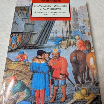 Capa de livro histórico com ilustração de mercado antigo e texto na legenda vermelha.