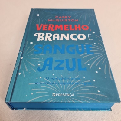 Capa de livro azul com texto colorido e motivos de fogos de artifício