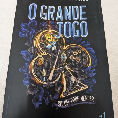 Capa de livro O GRANDE JOGO com decoração azul e dourada sobre fundo preto