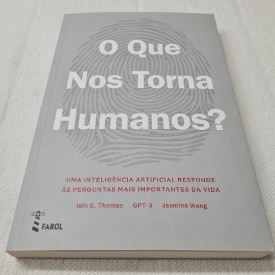 Capa de livro cinzenta com impressão digital e texto em branco e vermelho