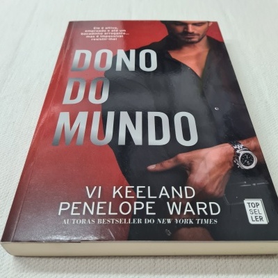 Capa do livro Dono do Mundo com homem de camisa preta e relógio