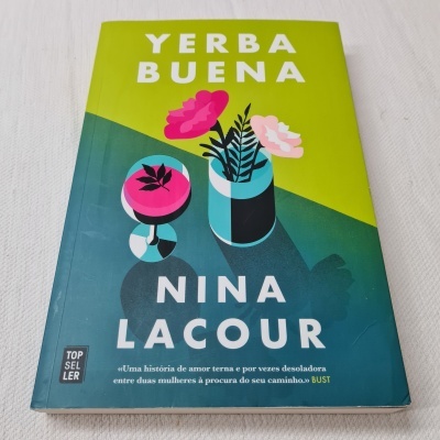 Livro Yerba Buena de Nina LaCour com ilustração de vaso e copo em capas verde e azul