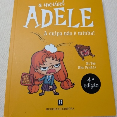 Capa de livro infantil amarelo com título e ilustração de personagem animada ruiva