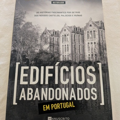 Capa de livro com foto de edifício antigo e texto em português