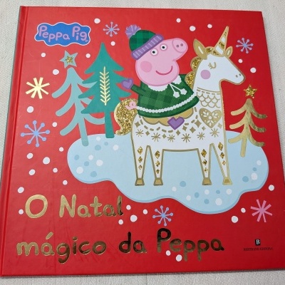 Capa de livro infantil vermelha com Peppa Pig em unicórnio e texto Natal