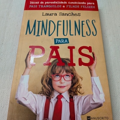 Capa de livro Mindfulness para Pais com criança e texto em cores vermelha e azul