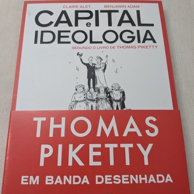 Livro Capital e Ideologia de Thomas Piketty em banda desenhada, capa vermelha e branca com ilustração e texto