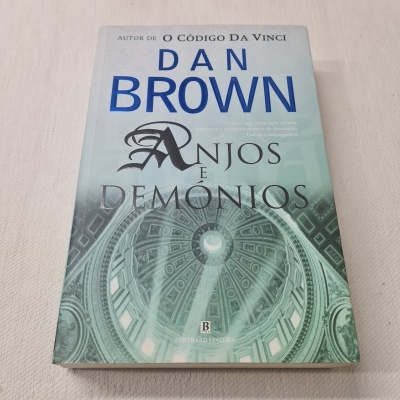 Capa do livro 'Anjos e Demónios' de Dan Brown com imagem de tecto arquitetónico circular