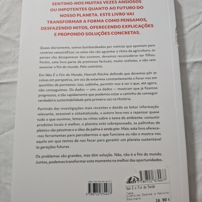 Capa traseira de livro branco com texto em português e etiqueta de preço.